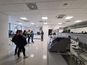 group of people visiting the laboratory at InnoRenew CoE
